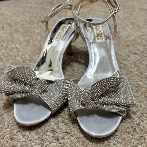 Badgley Mischka Remi Kitten Heel Silver Wedding Open Toe Sandal Size 7.5 - Picture 2 of 6